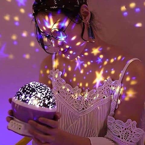 Un projecteur qui illumine votre chambre d'étoiles