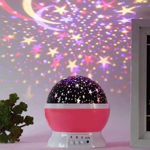 Un projecteur qui illumine votre chambre d'étoiles